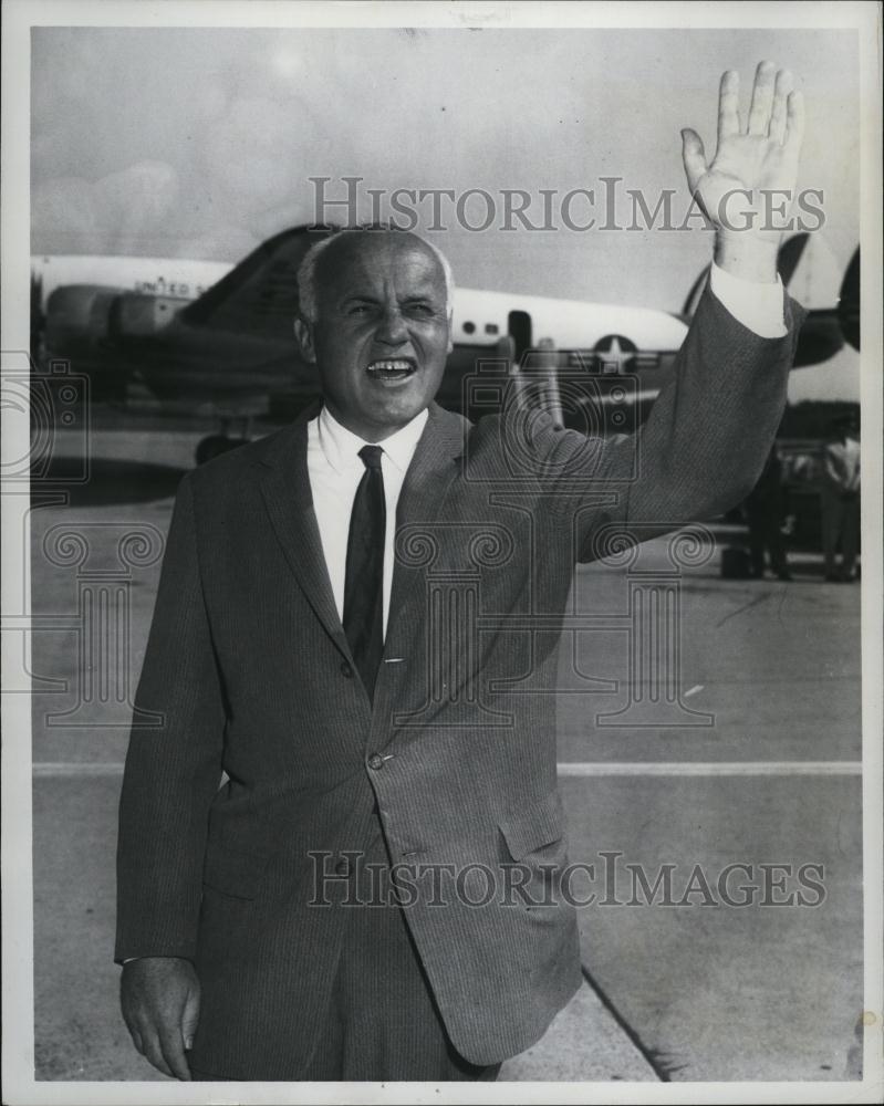 1961 Press Photo Air Force Secretary Eugene Zuckert Waving - RSL41095 - Historic Images