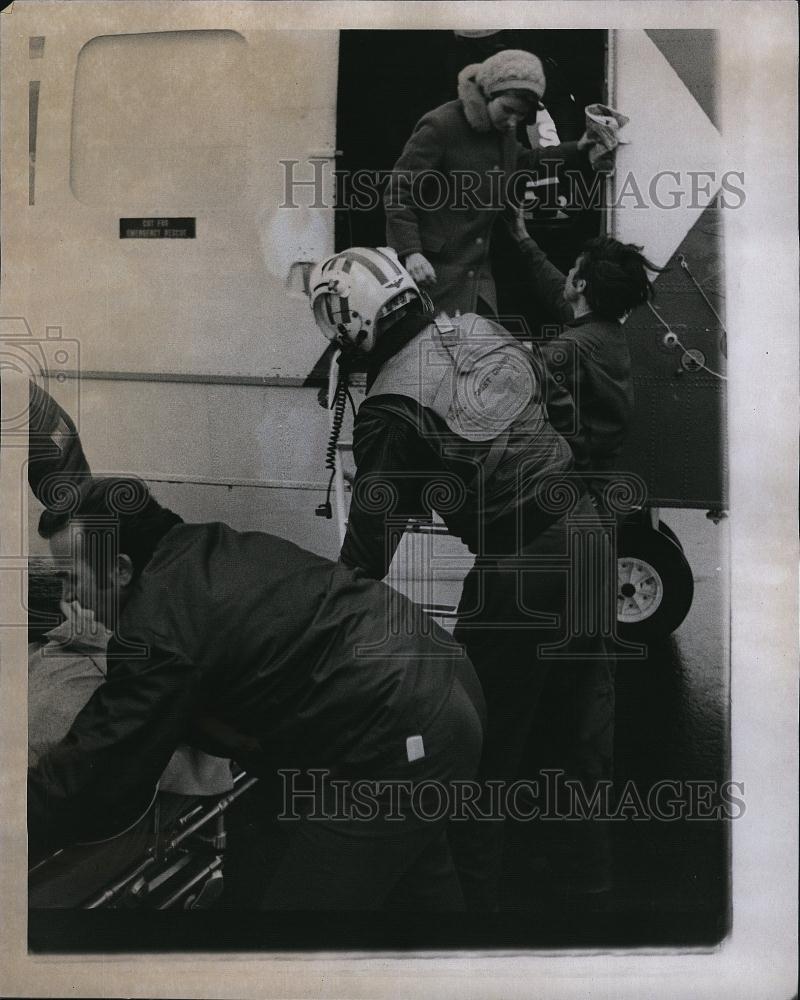 1972 Press Photo Sick Russian Girl Nina Pershina Helped By US Coast Guard - Historic Images