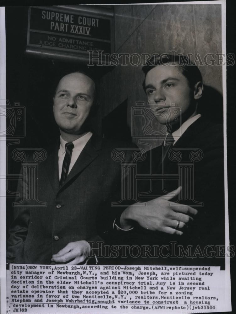 1963 Press Photo Joseph Mitchell City manager and son at Criminal courts - Historic Images