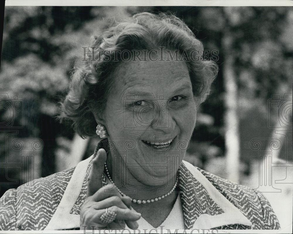 1975 Press Photo Reporter Kate Smith Points At Camera - RSL05315 - Historic Images