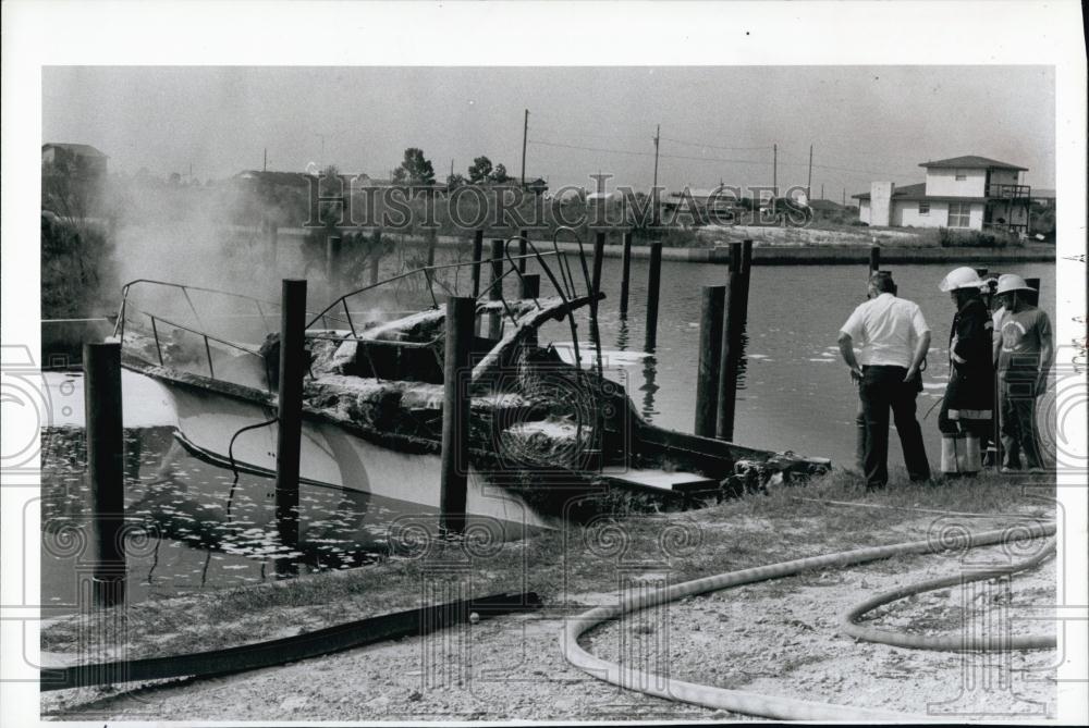 1985 Press Photo Royal Chance Boat Fire, Eagles Nest Marina, Ronald Richards - Historic Images