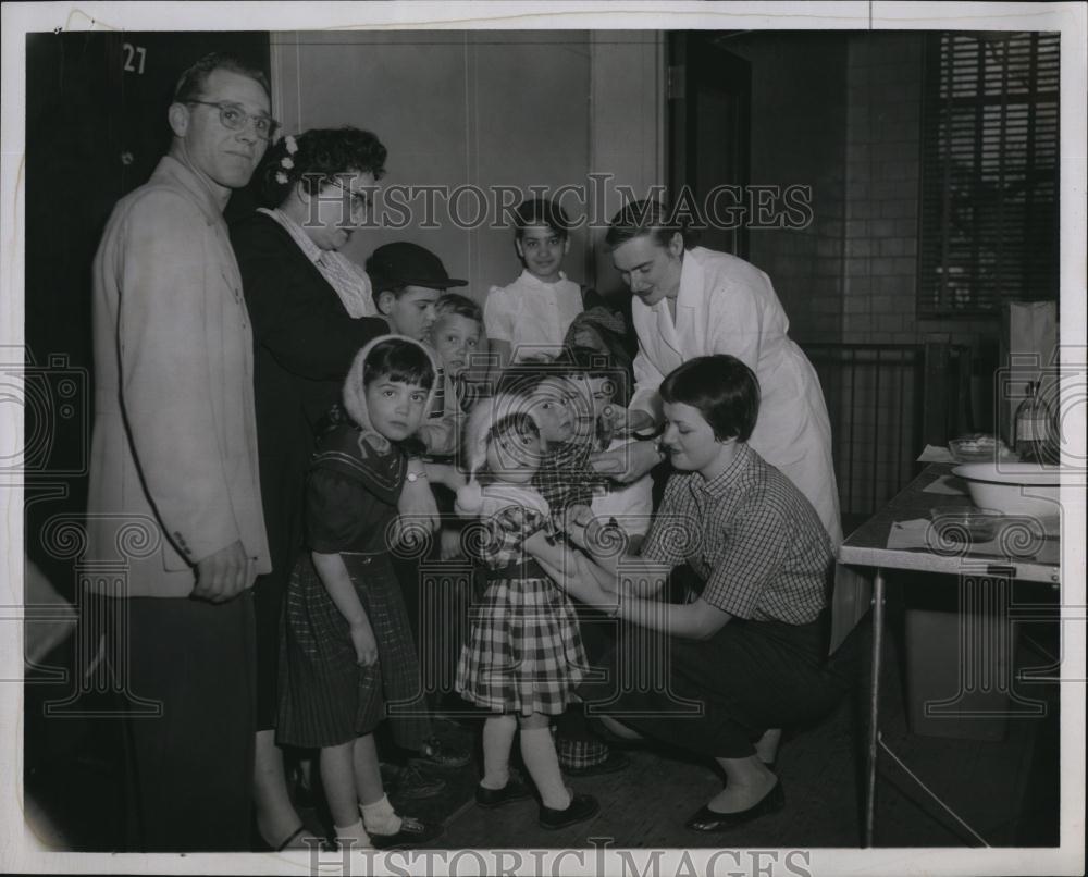 1958 Press Photo Mr &amp;Mrs William Jolly &amp; children inoculated by Dr Davidson - Historic Images