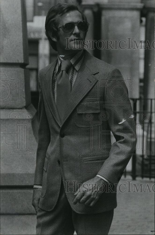 1971 Press Photo Fashion Designer-Actor John Weitz Walking Streets - RSL43771 - Historic Images