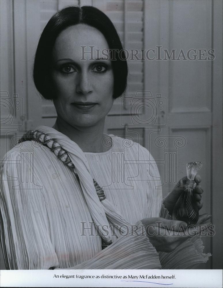 1978 Press Photo Fragrance Designer Mary McFadden w/ new scent - RSL81183 - Historic Images