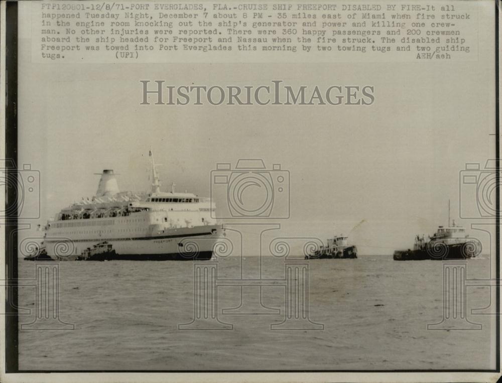 1971 Press Photo Cruise Shop Freeport Caught Fire - RSL69383 - Historic Images