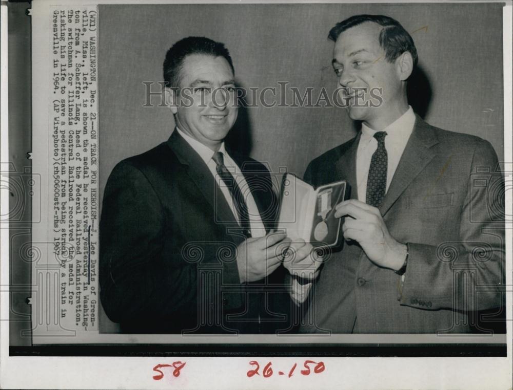 1967 Press Photo J Lee Davis Received Medal For Risking Life to Save Pedestrian - Historic Images