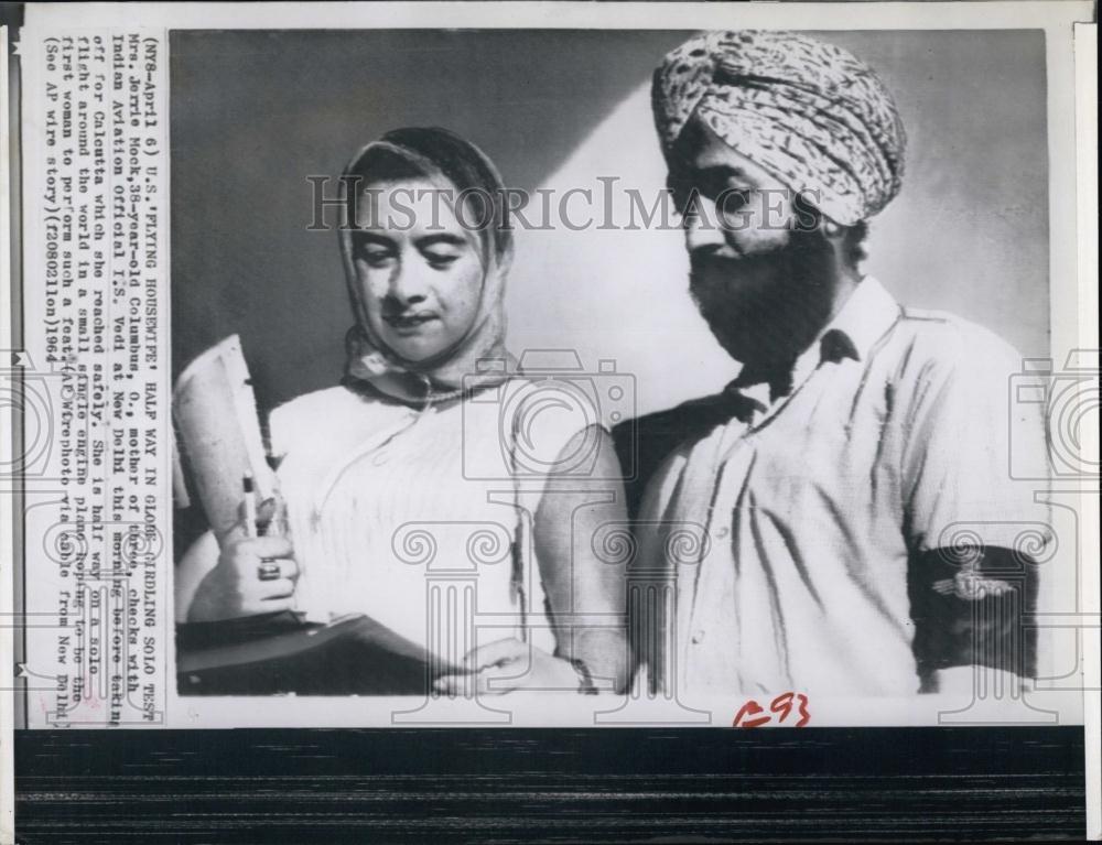 1964 Press Photo Pilot Jerrie Mock Checks Flight Data With IS Vedi In New Dehli - Historic Images