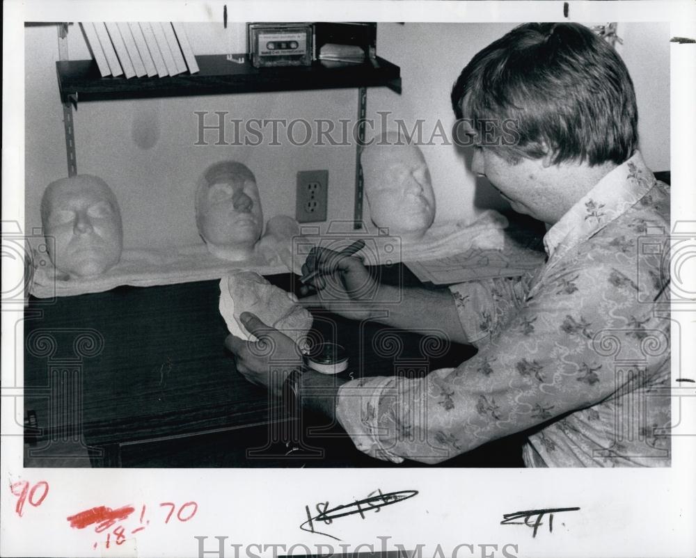 1977 Press Photo John Mocsary puts finishing touches on mask makeup man - Historic Images
