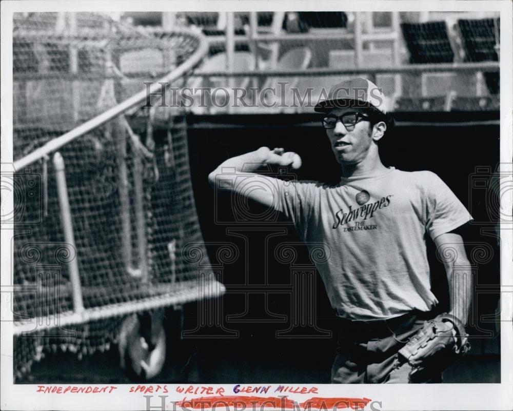 1977 Press Photo Independent Sports Writer Glenn Miller On Baseball Field - Historic Images