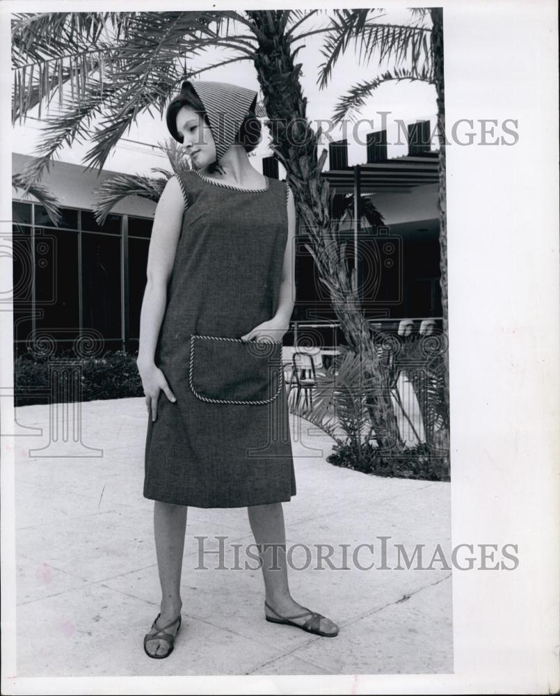 1964 Press Photo Fashion Model Models Blue Denim With Kangaroo Pouch - RSL59401 - Historic Images