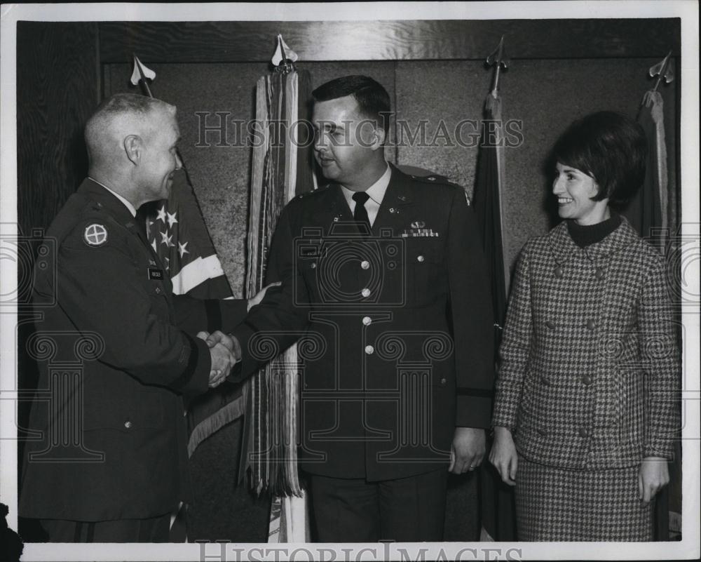 1968 Press Photo Major Bruce Kniskern &amp; Wife With Brig Gen Frederick Roecker Jr - Historic Images