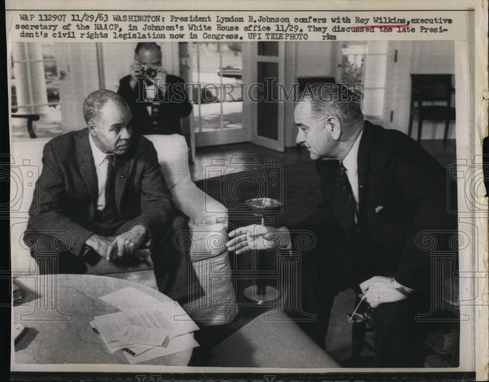 1963 Press Photo President Lyndon B Johnson confers with Ray Wilkins - Historic Images