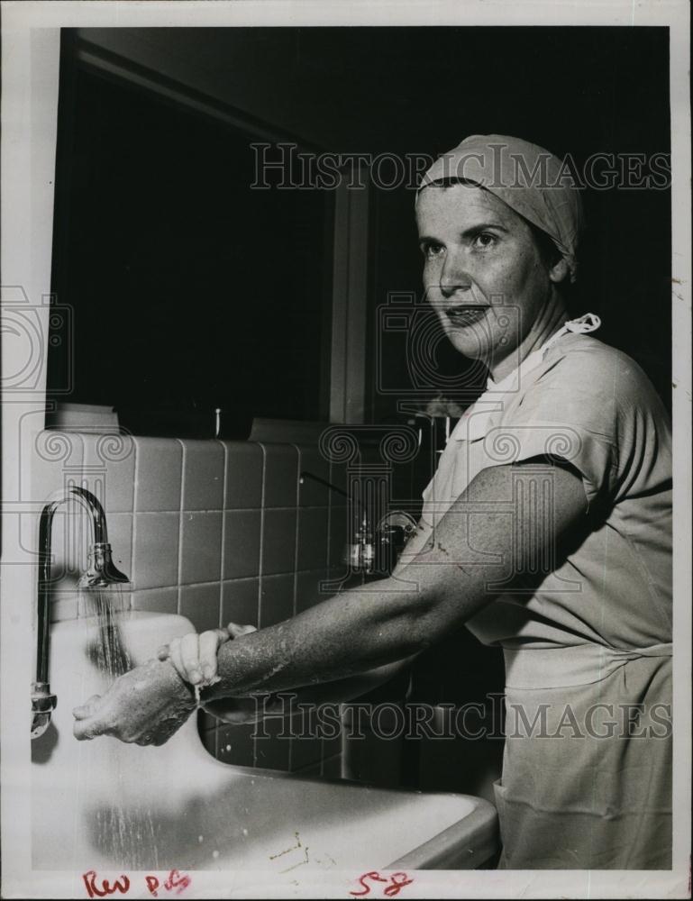 1957 Press Photo Dr Maesimund Panos, Interne, Mound Park Hospital - RSL94601 - Historic Images