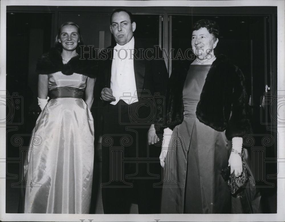 1964 Press Photo Mrs Charles Bacon&amp; Son Edwin at Metro Opera - RSL87143 - Historic Images