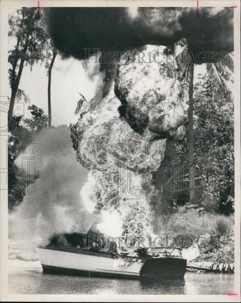 1972 Press Photo Boat on fire - RSL64799 - Historic Images