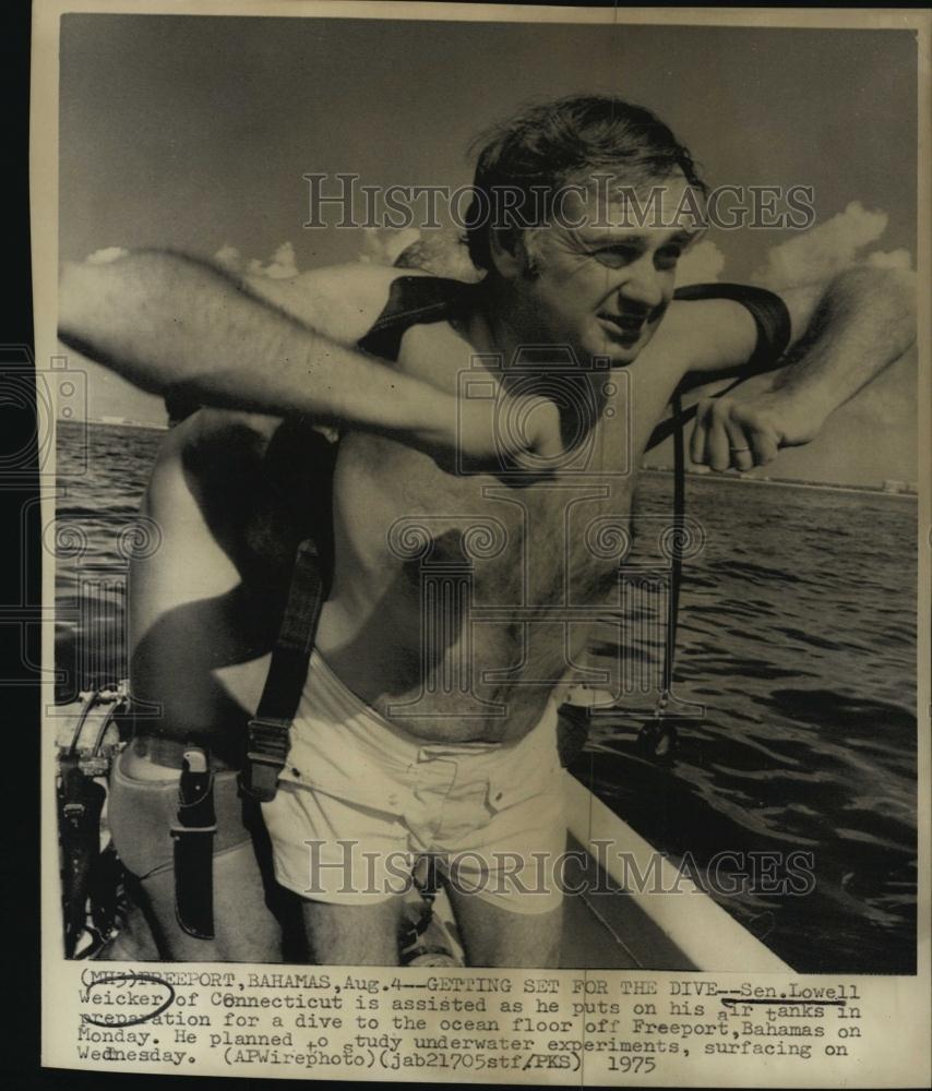 1975 Press Photo Sen L Weicker prepares for ocean dive to study experiments - Historic Images