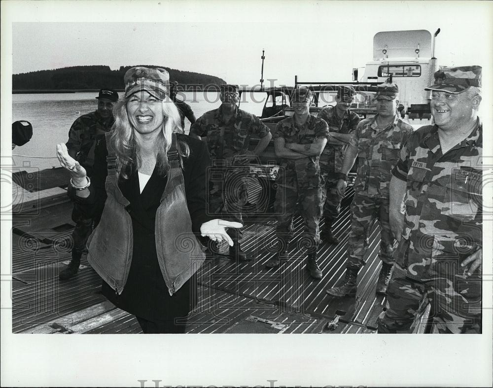 1995 Press Photo Mass film director Robin Dawson with National Guard - RSL08397 - Historic Images