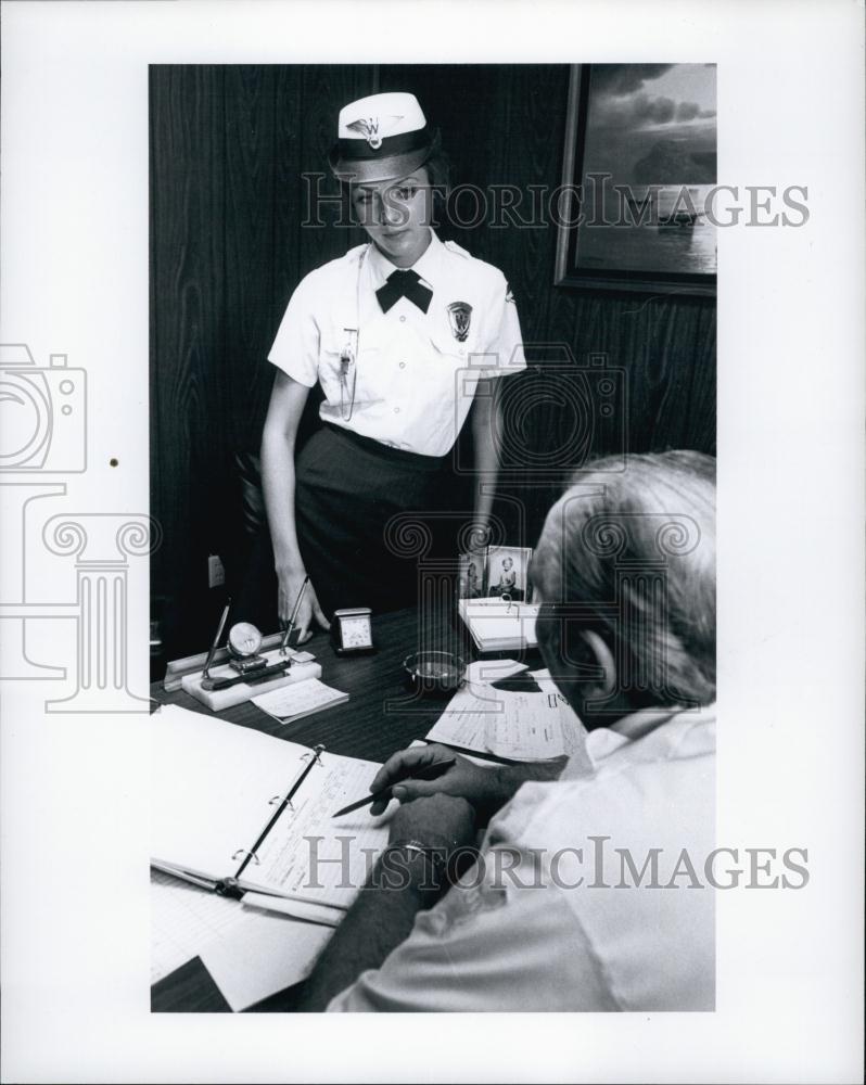 1974 Press Photo Security Guard and amateur model Debbie Tillman - RSL62611 - Historic Images