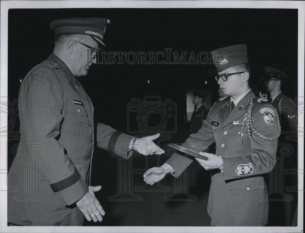 1966 Press Photo Col MT Villanti &amp; cadet Dunn at Con&#39;Lth Armory - RSL89479 - Historic Images