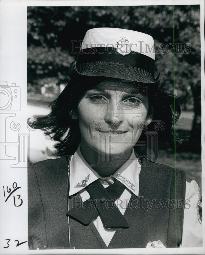 1977 Press Photo Crossing Guard Joanne Cates - RSL62863 - Historic Images