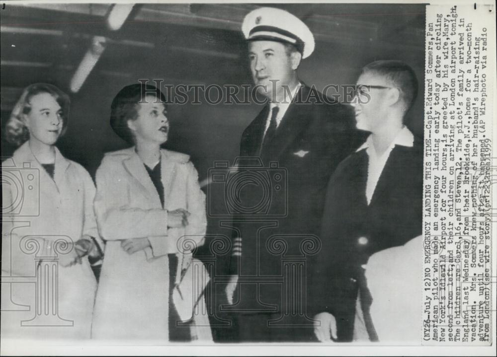 1959 Press Photo Pan American Pilot Edward Sommers Makes An Emergency Landing - Historic Images