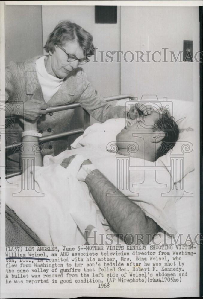 1968 Press Photo William Weisel is reunited with his mother, Mrs Edna Weisel - Historic Images