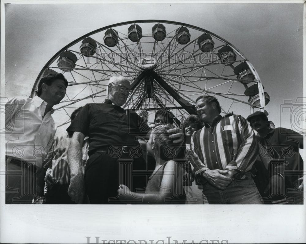 1993 Press Photo Msgr Robert J McCarthy meets with carnival workers - Historic Images