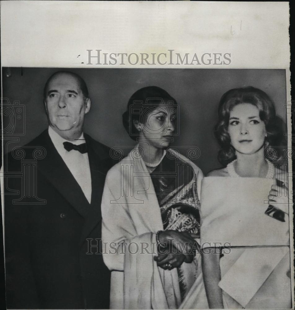 1960 Press Photo Italian film producer Roberto Rossellini Indian actress Sonali - Historic Images