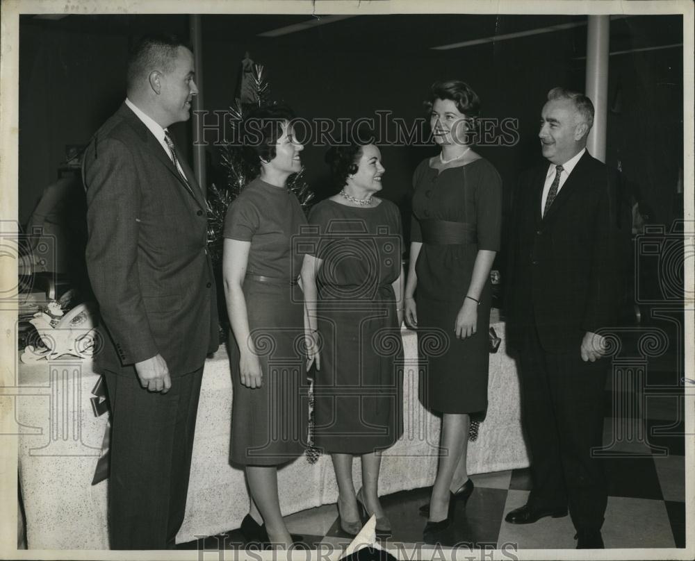 Press Photo MsAmerican 1958 Marilyn Van Derbur visit Somerville Buss Office - Historic Images