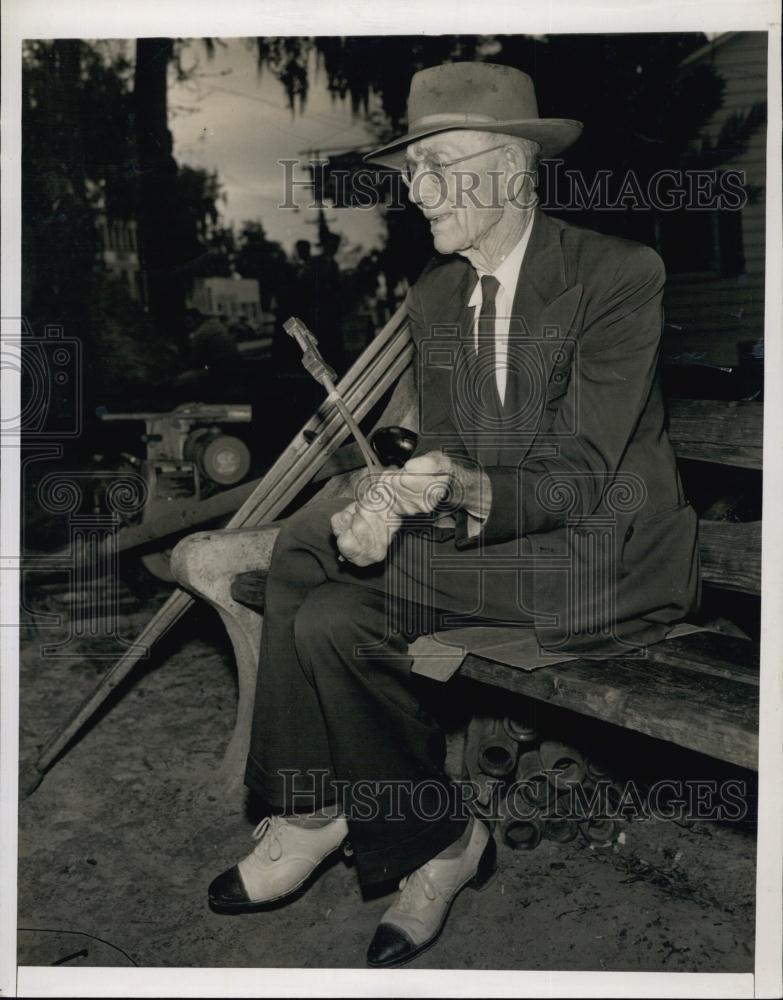 1948 Press Photo GS Mosley sits near digging operation on $4M in pirate gold - Historic Images