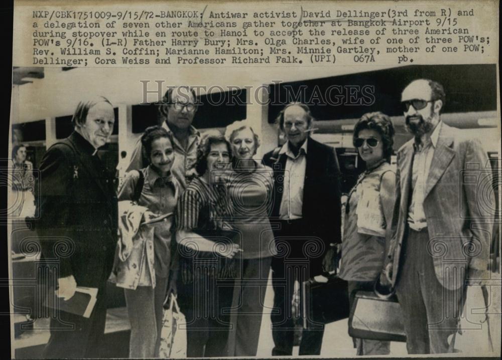 1972 Press Photo Antiwar Activist David Dellinger and Americans at Bangkok - Historic Images