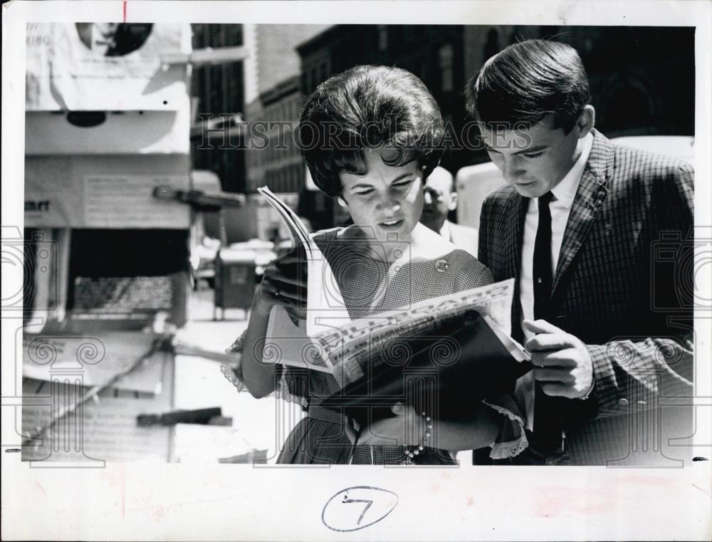 1962 Press Photo Singer Jean Thomas weekly trade paper record sales - RSL67687 - Historic Images