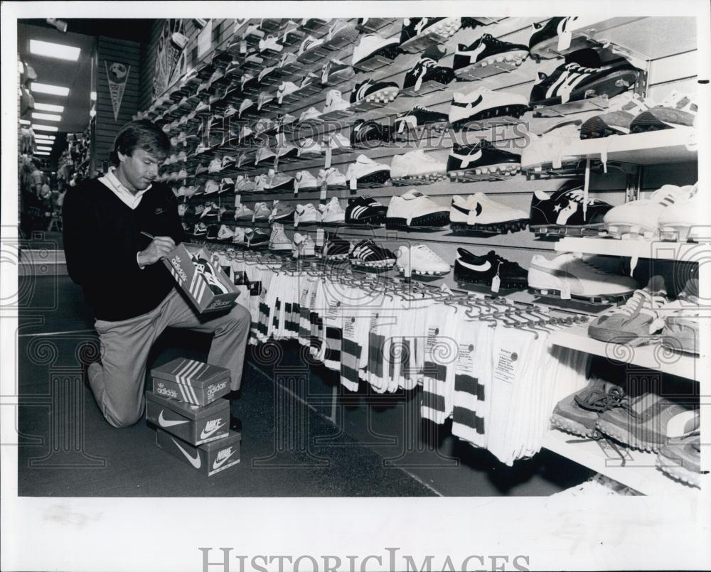 1981 Press Photo Jed Cantlay, Champs Sports Store, Marathon Runner - RSL66323 - Historic Images