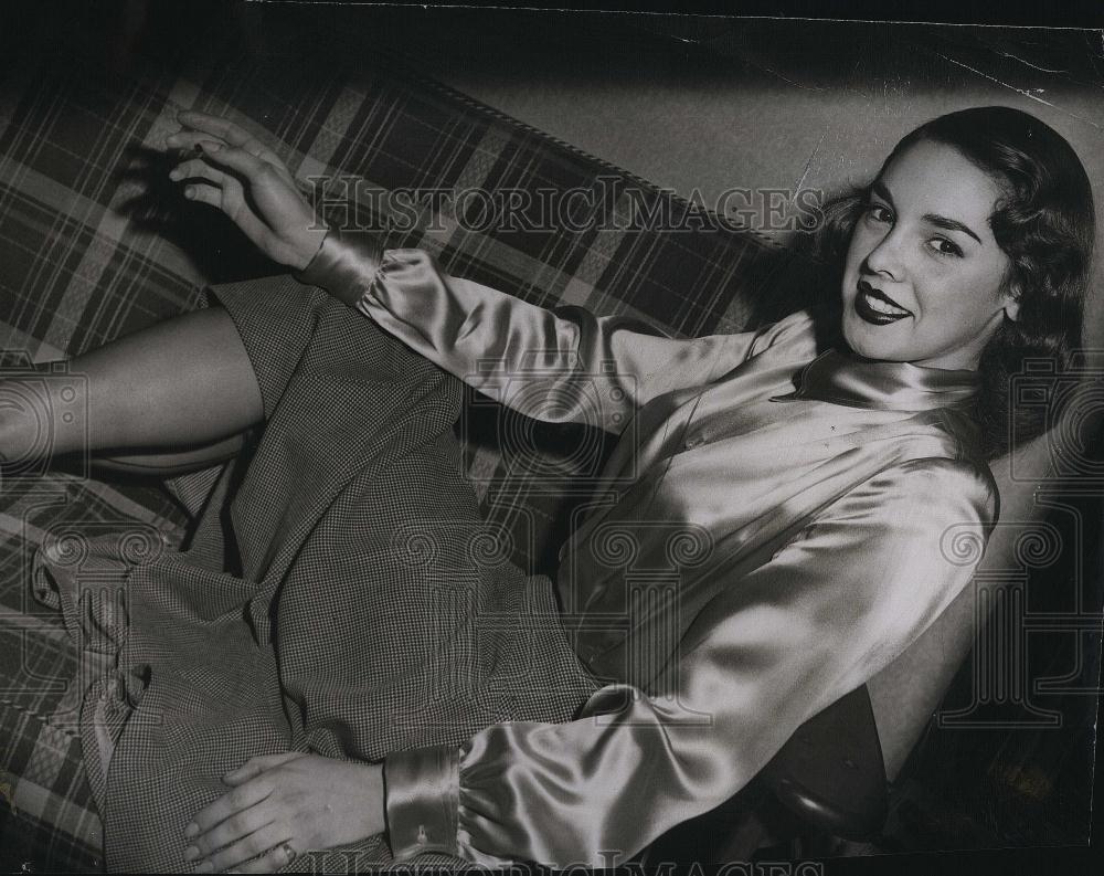 1948 Press Photo Donna Pepper relaxed at her mother's home in Boston - Historic Images