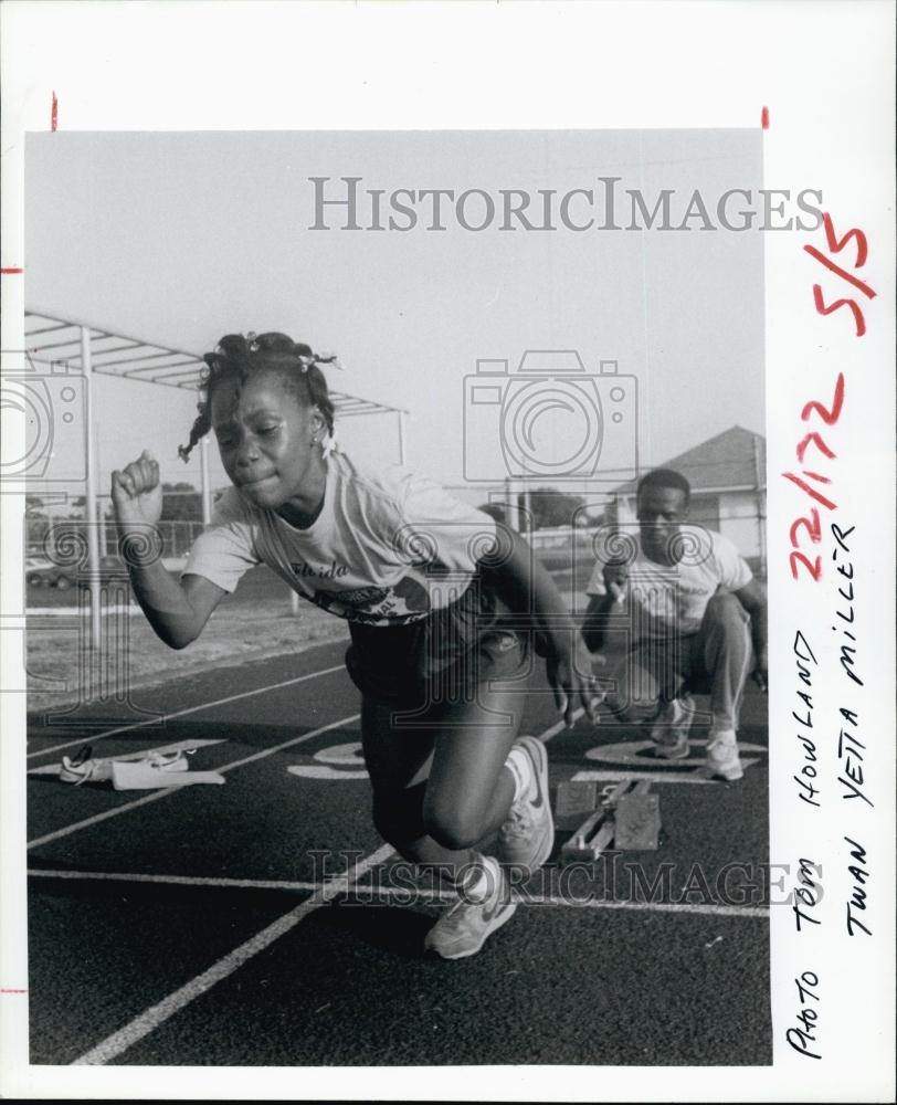 19869 Press Photo Twan Yetta Miller practices for Track Meet w/ Coach/Dad Gene - Historic Images