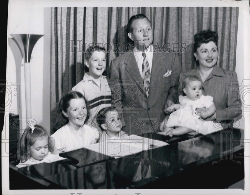 1949 Press Photo Entertainer Art Linkletter &amp; his family on Father&#39;s Day - Historic Images