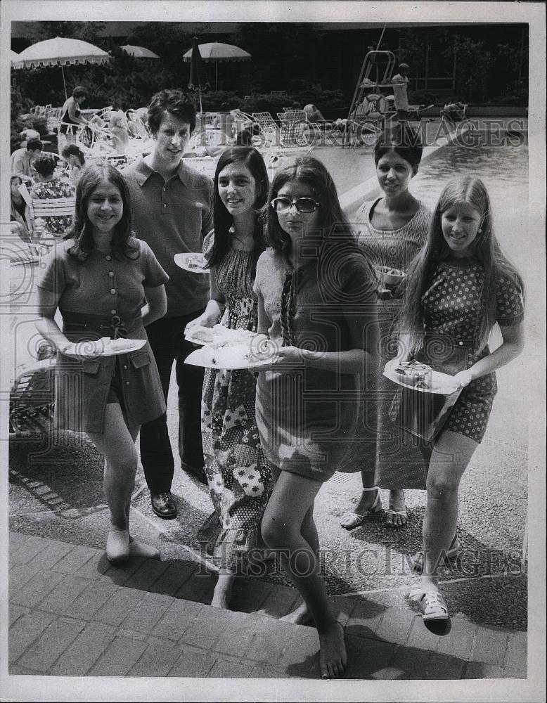 1971 Press Photo Jean Steube BCH Nurse recruiter, Lisa Lodia, Stephen szaley - Historic Images