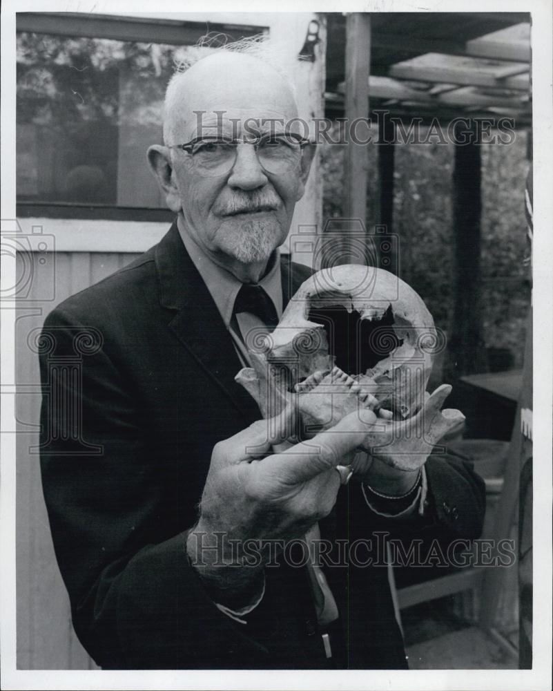 1973 Press Photo State Archeologist Maurice Robbins - RSL02181 - Historic Images