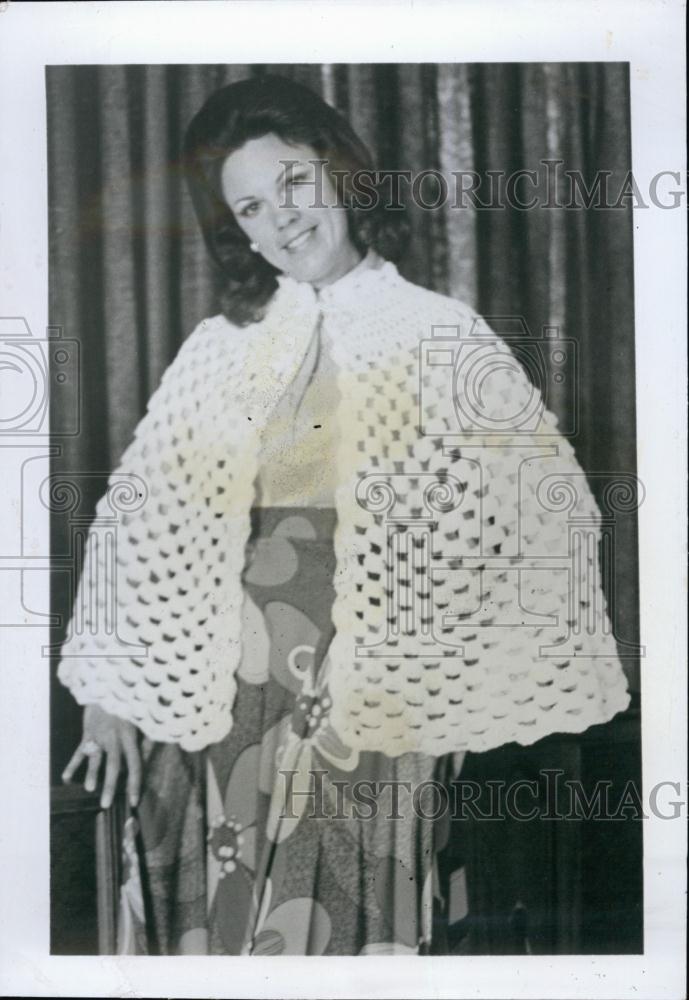 1972 Press Photo Fashion Model Modeling Cover-Up For Night Or Day - RSL59515 - Historic Images