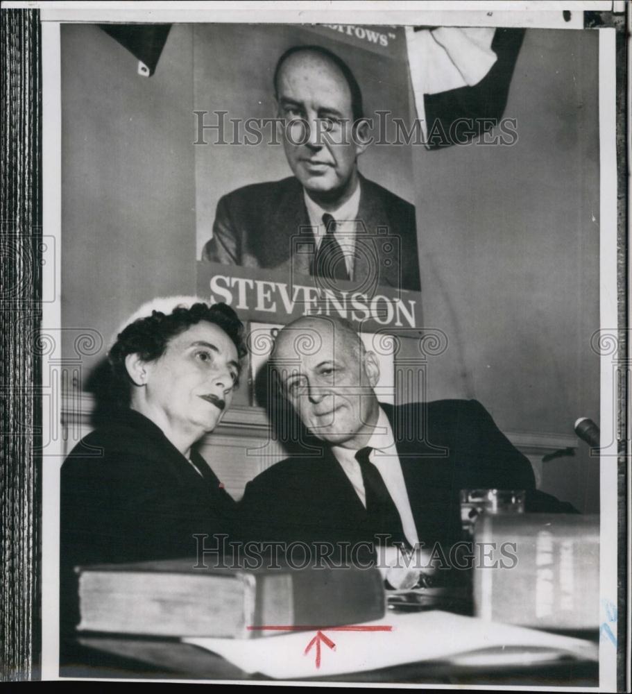 Press Photo Rosesberg seated at table with woman - RSL63873 - Historic Images