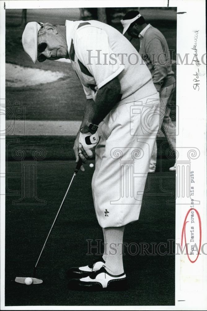 1987 Press Photo Pro Golfer Tom Davis Practices Put - RSL64527 - Historic Images