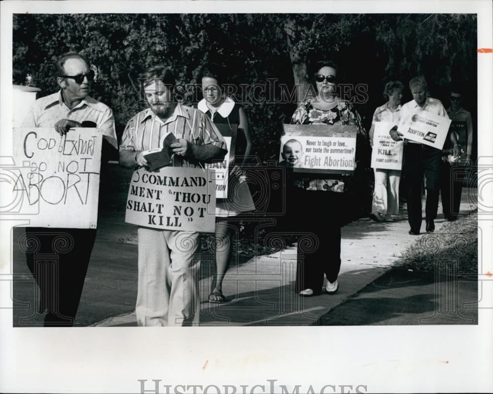 1975 Press Photo Pinellas County Right To Life Organization Picket, Abortion - Historic Images