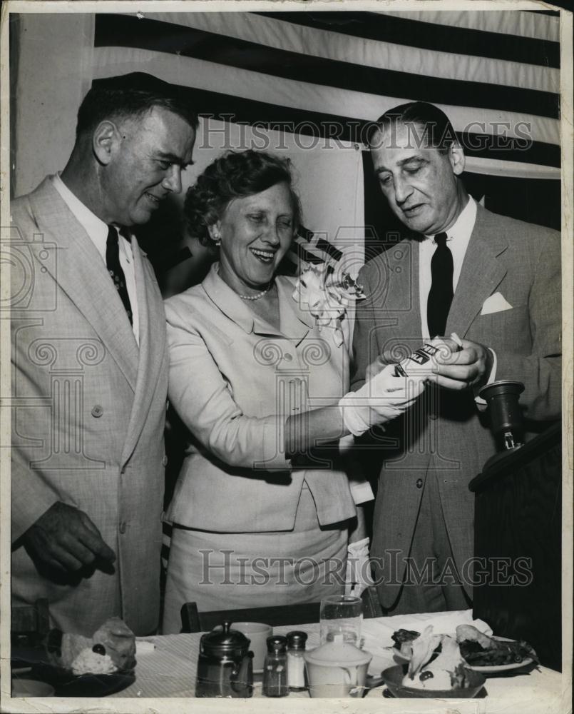 Press Photo looking over a can - RSL95041 - Historic Images