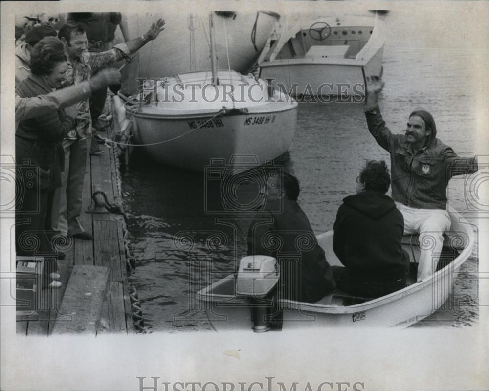 1976 Press Photo Andrea & Gloria Pertot to board their ketch for sail - Historic Images