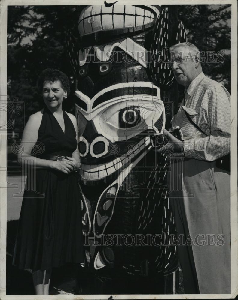 1952 Press Photo Mr &amp; Mrs WAMann Posing In Front Of Totem Pole At Lodge - Historic Images