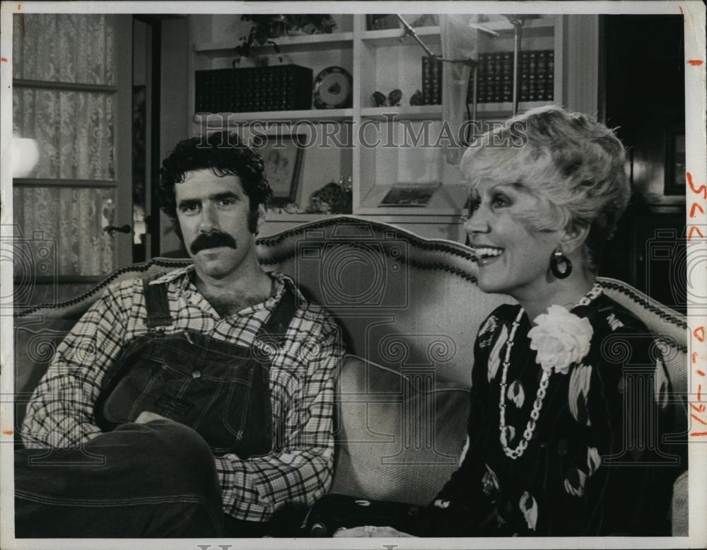 1975 Press Photo Hollywood Journalist Rona Barett interviews Elliott Gould - Historic Images