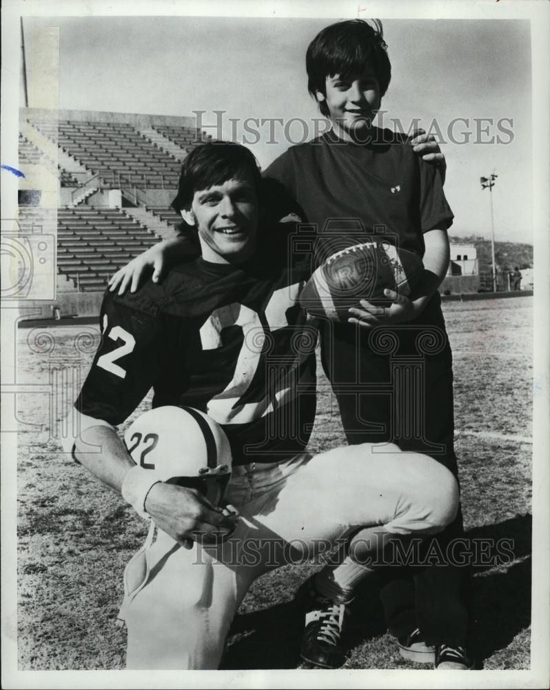 Press Photo Marc Singer and Jeff Lynas Football player holding ball and helmet - Historic Images