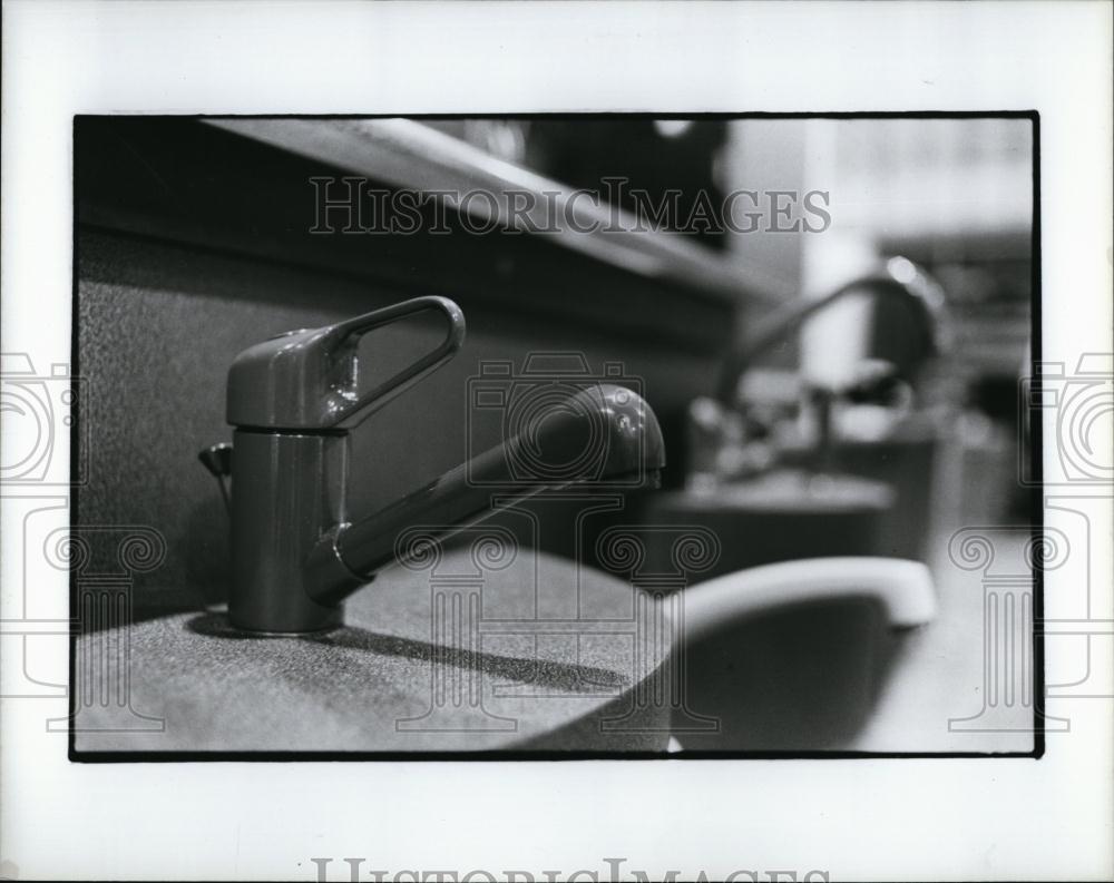 1987 Press Photo Home show at Curtis Hixon Fair grounds Faucet Sink - RSL97879 - Historic Images