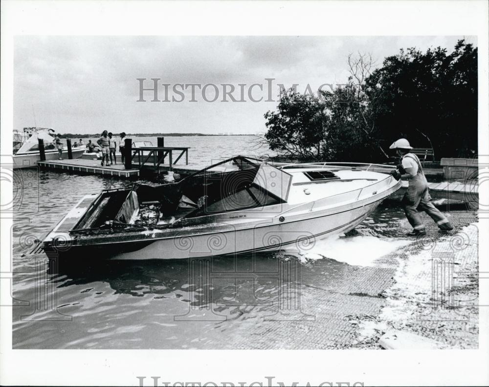 1987 Press Photo Bay Pines Park boat fire in Florida - RSL68939 - Historic Images