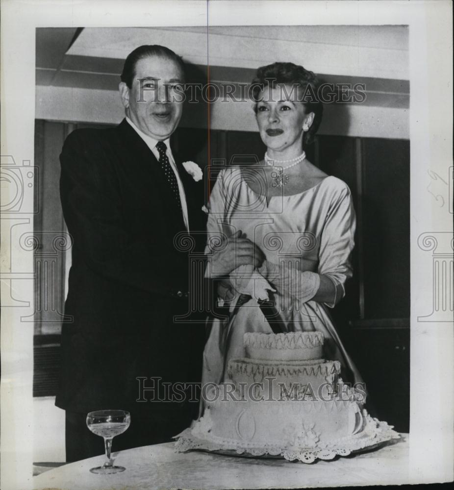 1955 Press Photo Actress Nancy Kelly Theatre Executive Warren Caro Wedding Cake - Historic Images